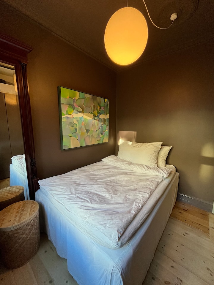 המיטה היא 140x200 ס"מ.