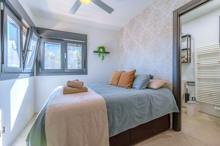 Suite principal con cama de 150 cm, baño en suite y ropa de cama y toallas incluidas.