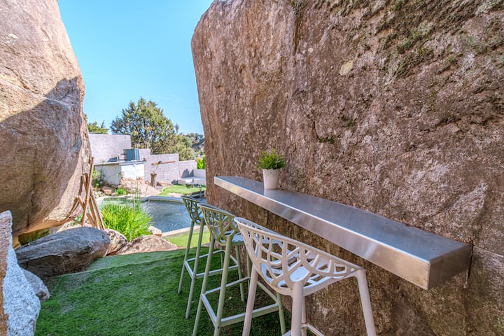 Mesa alta al abrigo de la gran roca, a la sombra para el desayuno.