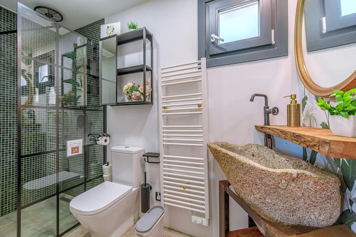 Baño completo con ducha efecto lluvia, agua caliente, secador de pelo y toallero calefactado.