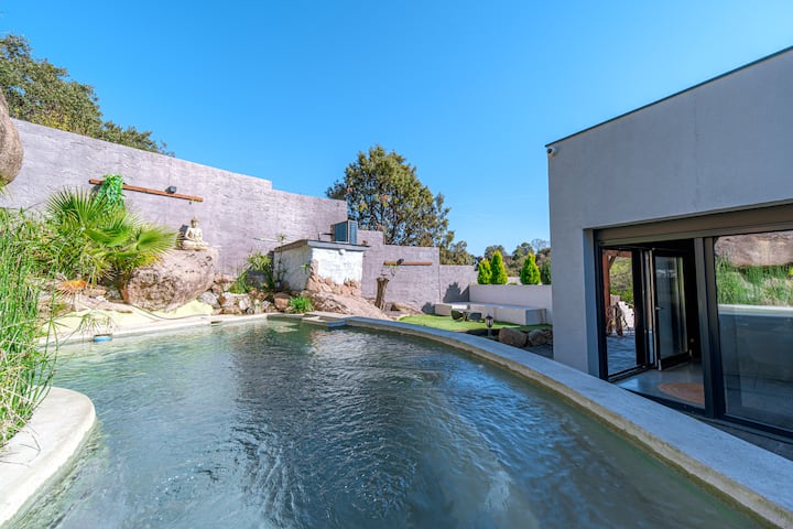 Piscina privada climatizada junto al salón, con acceso directo desde el porche.