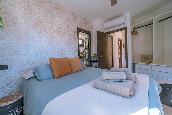 La suite tiene aire acondicionado, ventilador de techo, armario empotrado y perchas.