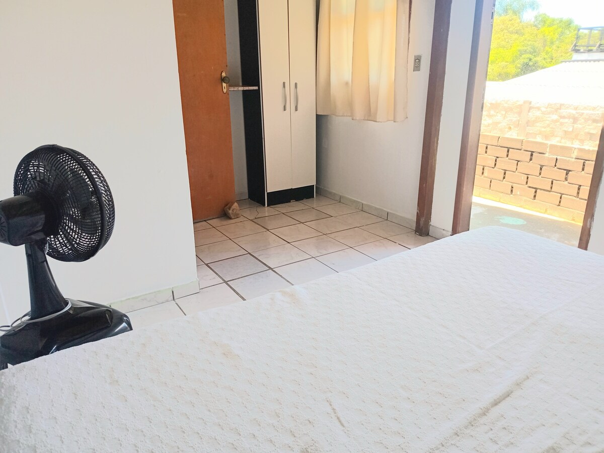 卧室配备双人床、舒适的弹簧床垫、Britânia便携式风扇、小阳台和无线网络。 