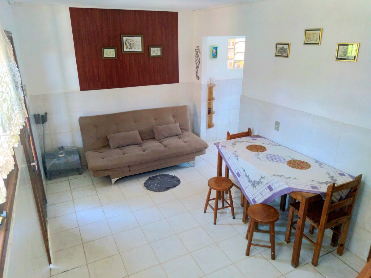 客厅设有一张非常舒适的双人沙发床。