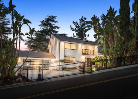 Hollywood Hills gem with Pool, Hot Tub and more!