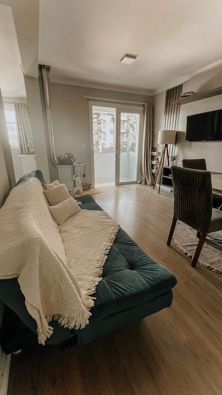 კომფორტი უპირველეს ყოვლისა. დიდი ხავერდოვანი დივანი და რბილი საბნები იდეალურია დასასვენებლად. სტრატეგიულად განლაგებულია აივნის ბუნებრივი სინათლის გამოსაყენებლად.