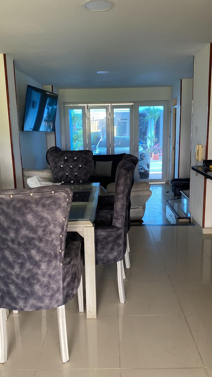 ¡Tu Casa Perfecta En Villavo! 3 Cuartos, 4 Baños! - Villavicencio