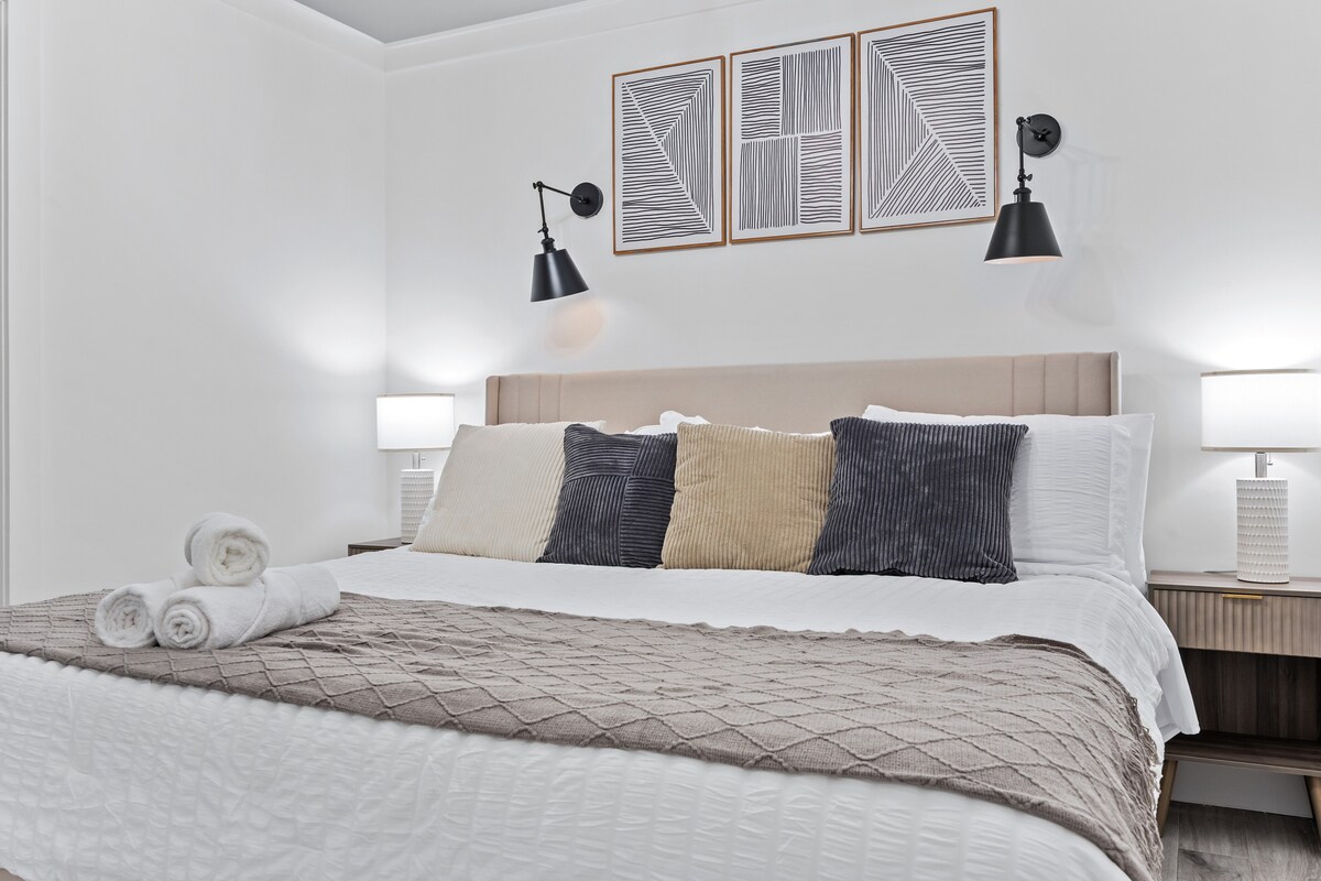 Posteljina kao u hotelu i jednostavan dekor za miran san.