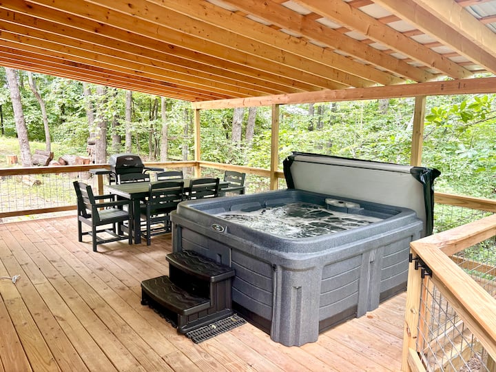 The *NEW* Cozy Oak Hideaway at RRG - Cabins for Rent in Stanton