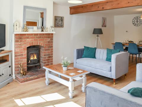 Popular Airbnb listing: Salty Kisses - Mundesley Seaside Village in Mundesley
