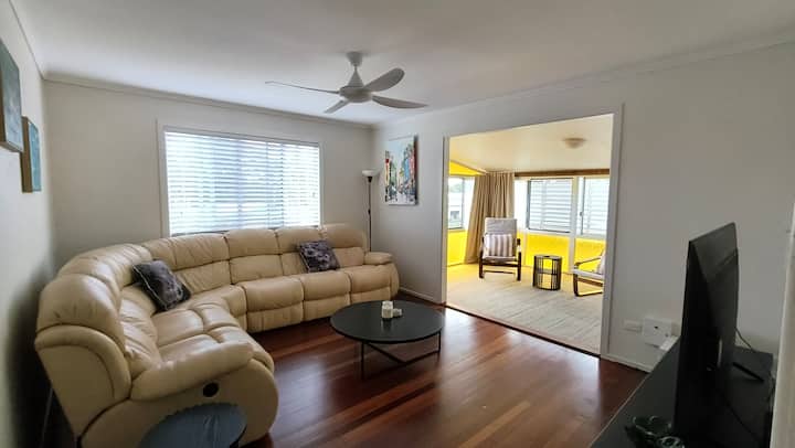 Spacious 4 Bedroom Coastal Retreat In Tin Can Bay - Tin Can Bay