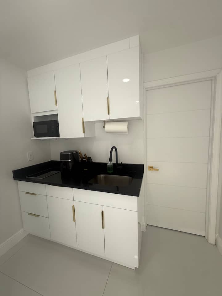 Elevated Modern Apartment Tampa - Tampa, FL