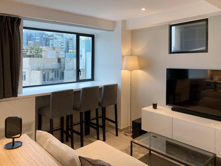 Stylish Studio In Mid-levels W/ City-harbour Views - Tsim Sha Tsui