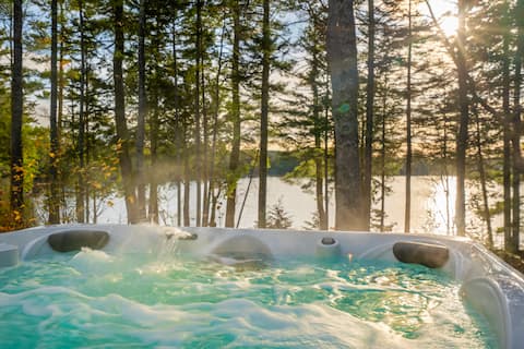 Hot Tub, MDI, Lake front, Fire pit, Game Room!