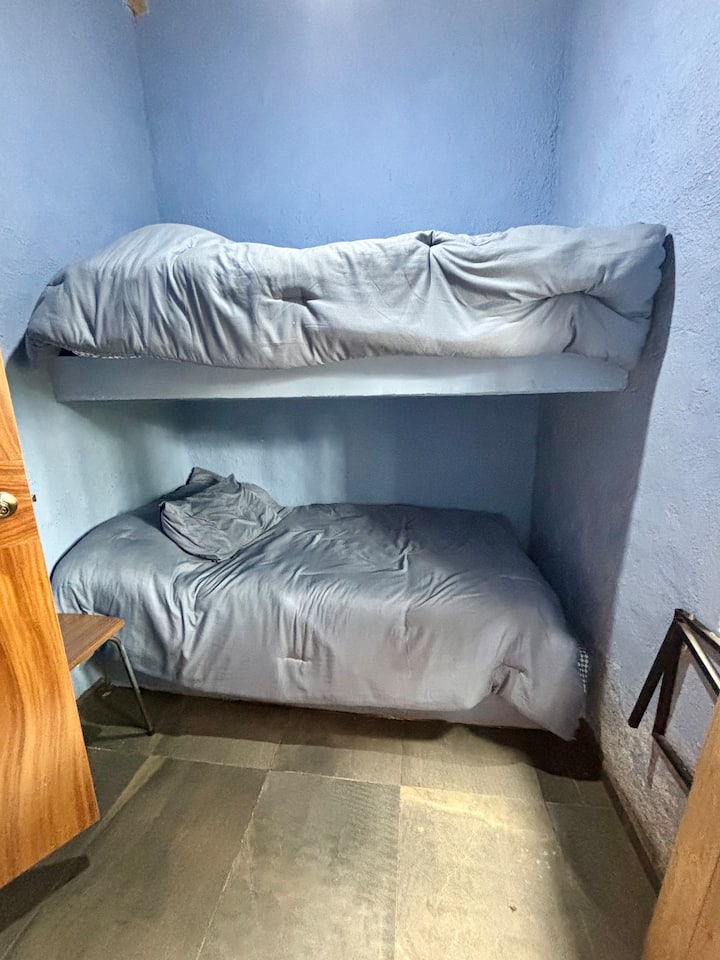 Táto spálňa bola pôvodne služobnou miestnosťou, takže je to malý a jednoduchý priestor. Má poschodovú posteľ s dvoma samostatnými lôžkami a môže byť pohodlnou voľbou pre hostí, ktorí potrebujú ďalšiu izbu.