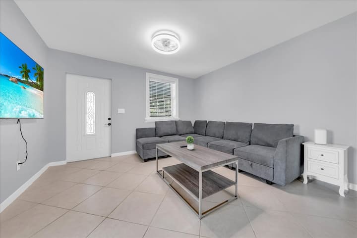 2 Bedrooms/ 3 Miles From Beach - Naples, FL