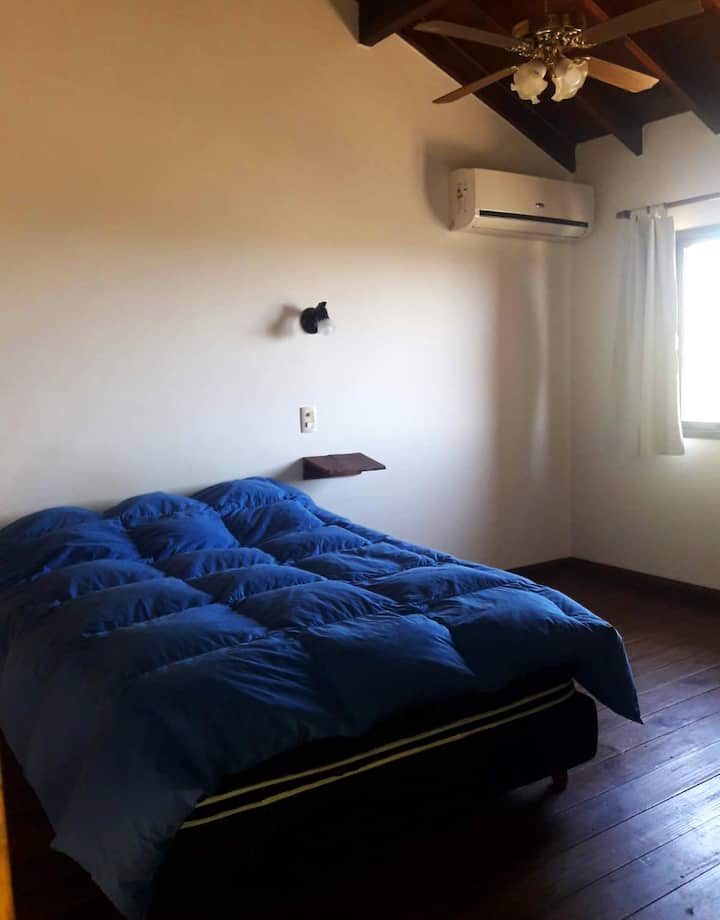 En la planta alta posee una cama doble y en planta baja dos camas individuales.