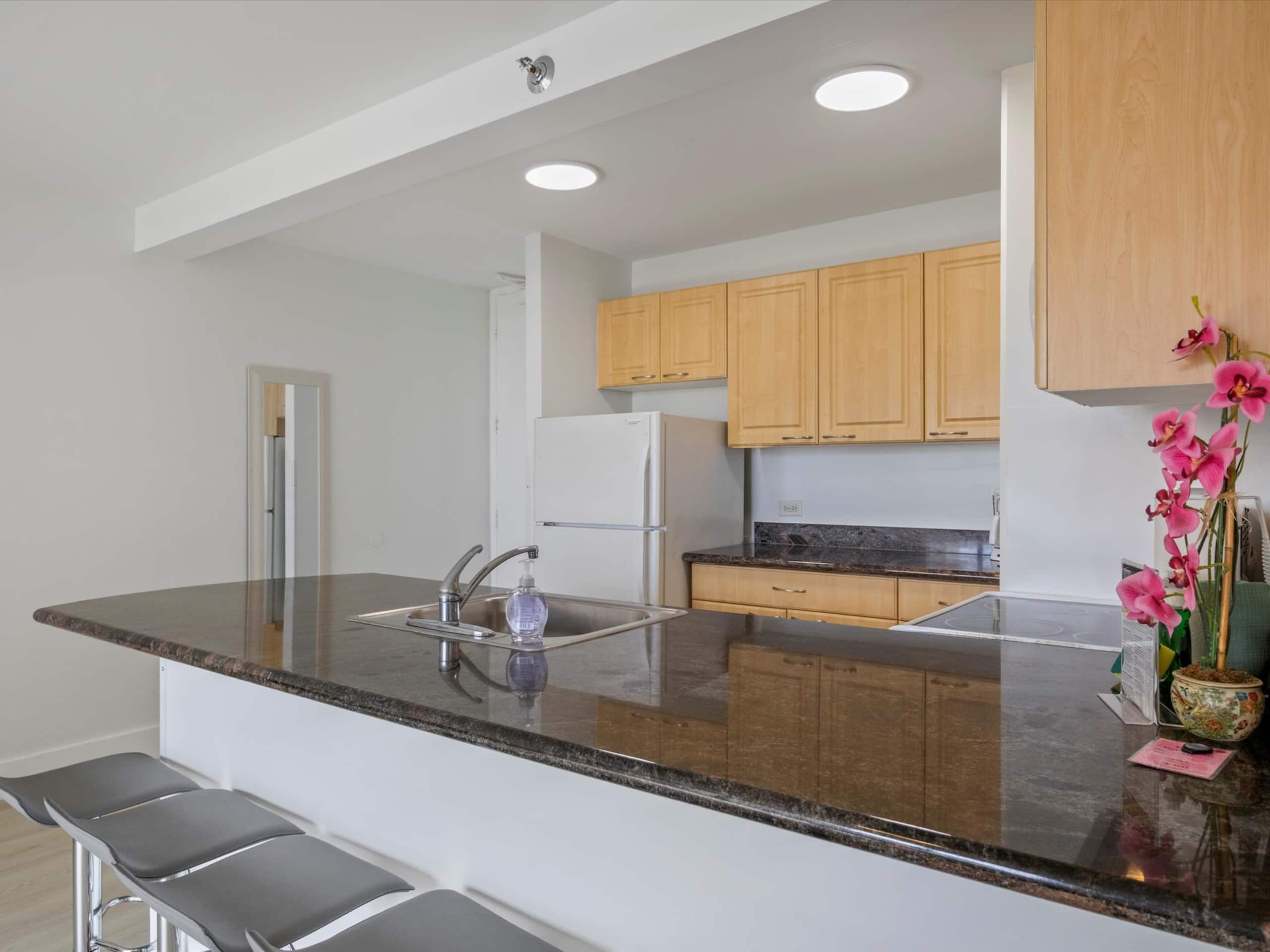 Condo in Honolulu · ★4.79 · 1 bedroom · 4 beds · 1 private bath - Image 9