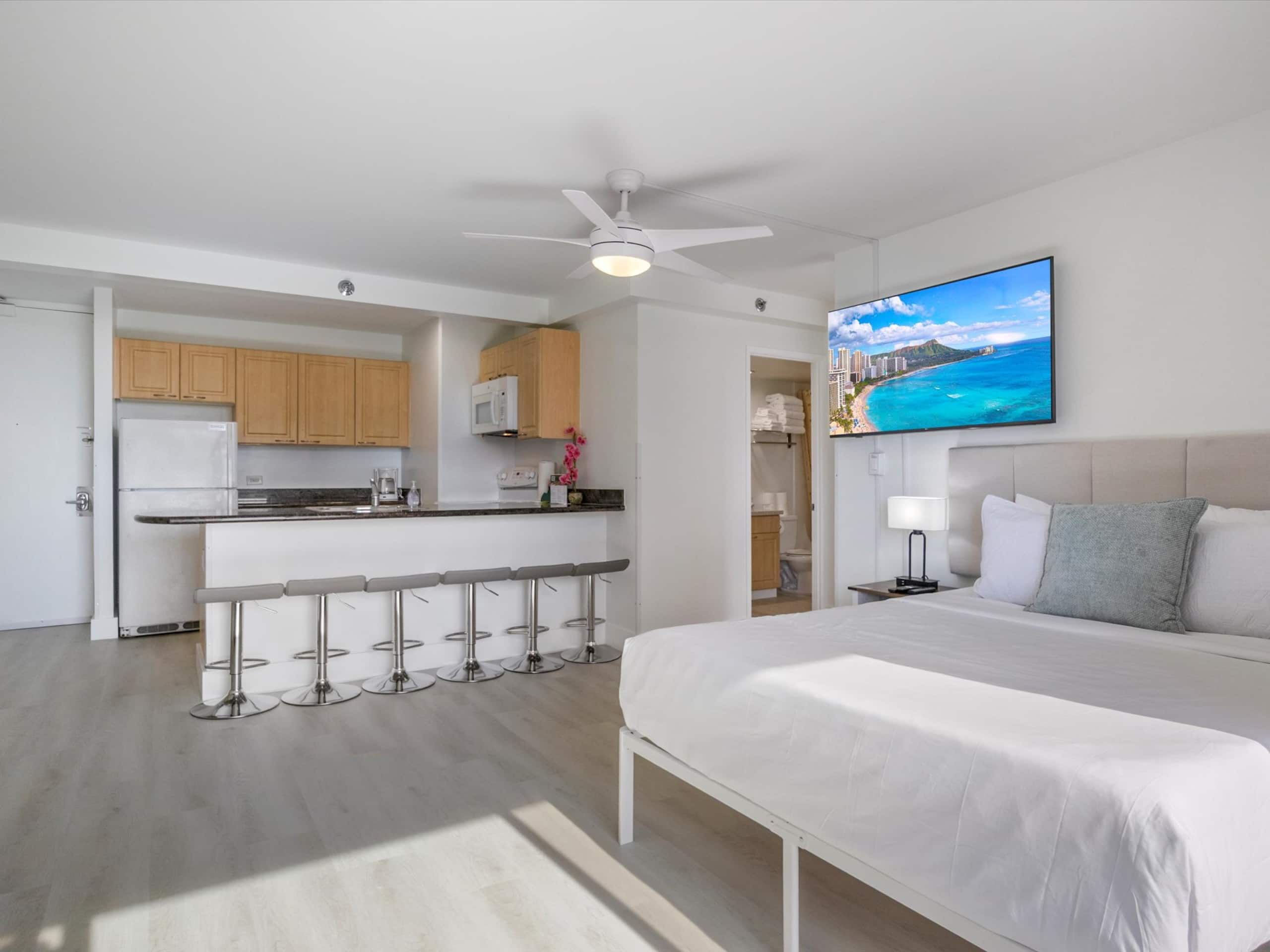 Condo in Honolulu · ★4.79 · 1 bedroom · 4 beds · 1 private bath - Image 5