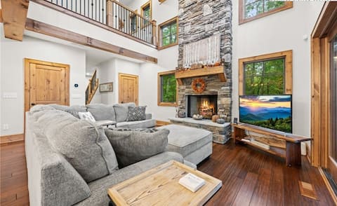 Top Airbnb: Blowing Rock Luxury Cabin | Fireplace | Views in Boone