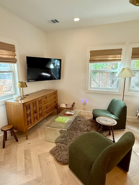 Top performing Airbnb: Charming Guest House in the Heart of Rosedale in Rosedale