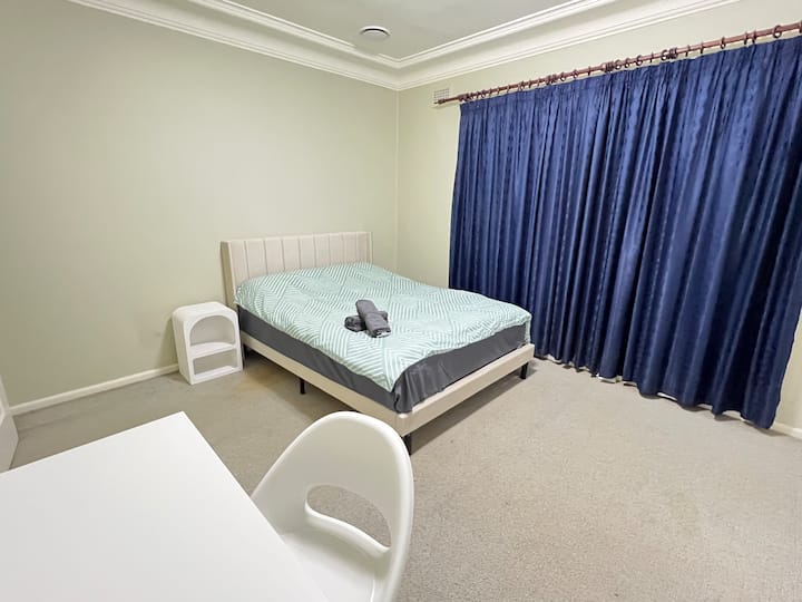 Spacious Queen Room | Parking | Storage - Parramatta
