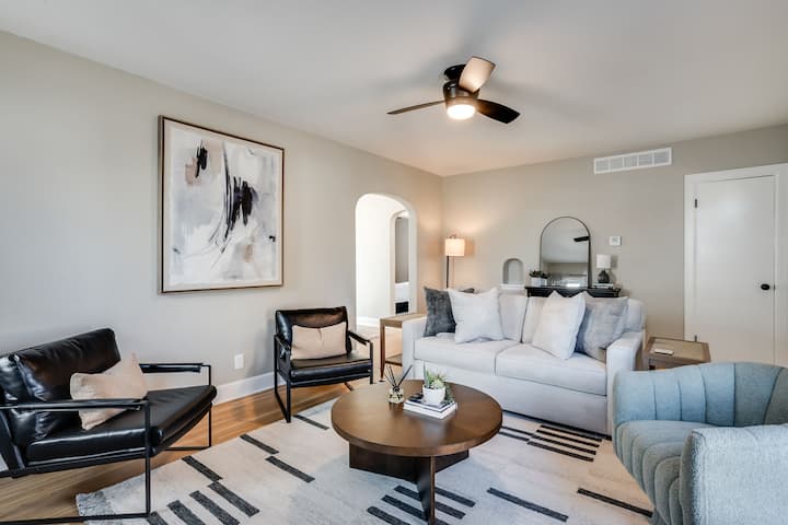 Bright & Cozy Retreat - Wichita, KS