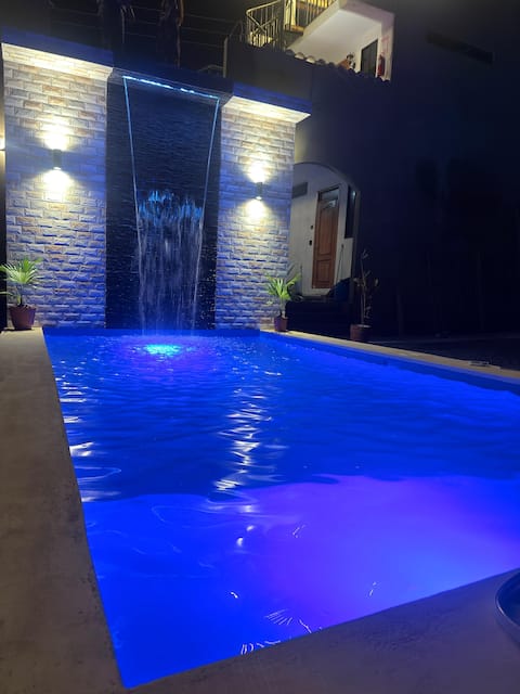 Entire building: 4 apartments, AC, parking, pool