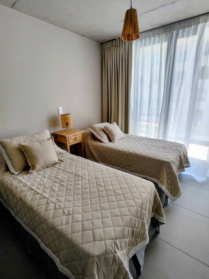 ห้องพักสว่างด้วยเตียง 2 เตียง เครื่องนอนที่สบายและม่านที่กรองแสง เตียงเป็นสไตล์กะลาสี และสามารถดึงที่นอนออกมาจากด้านล่างเพื่อรองรับเด็กได้