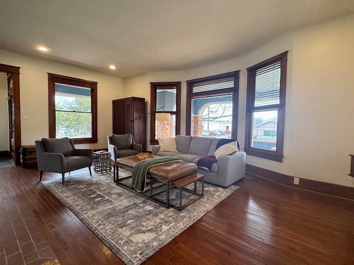 Cozy Downtown Rogers Craftsman - 로저스