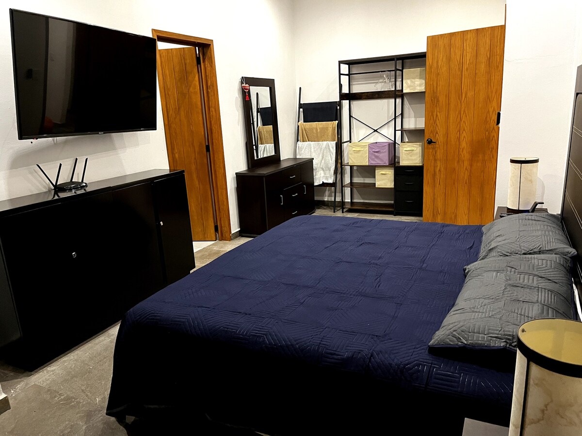 Оваа соба има брачен кревет (широк 180-220 см) и душек на надувување, како и тивок вентилатор на таванот. Има и подни вентилатори.