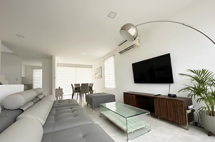 Opíšem našu vilu. Pri vstupe sa nachádza priestranná obývacia izba a jedáleň, samostatná kuchyňa, toaleta a veľké okná na každej strane. Kuchyňa má 2 okná s výhľadom na terasu, priestor na grilovanie a odpočinkový priestor. Vybavené pre ubytovanie až 9 osôb.