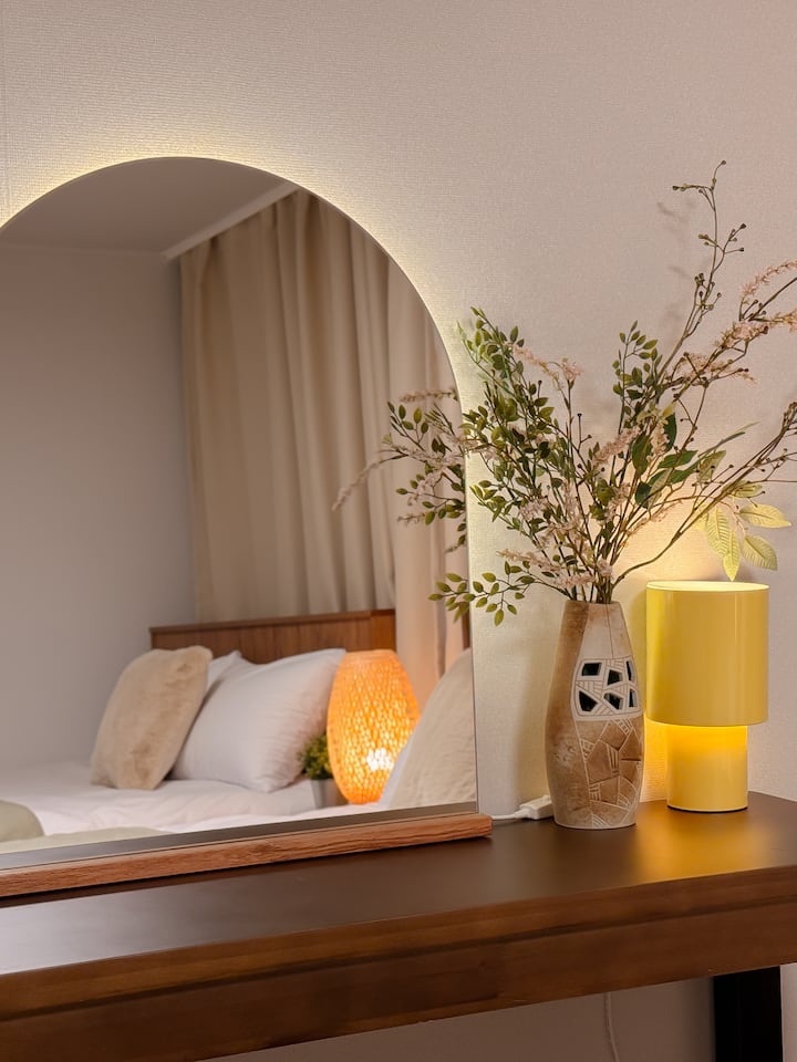 El dormitorio está equipado con ropa de cama limpia, cortinas opacas e iluminación para aliviar la fatiga de los viajeros y ayudarlos a dormir bien.