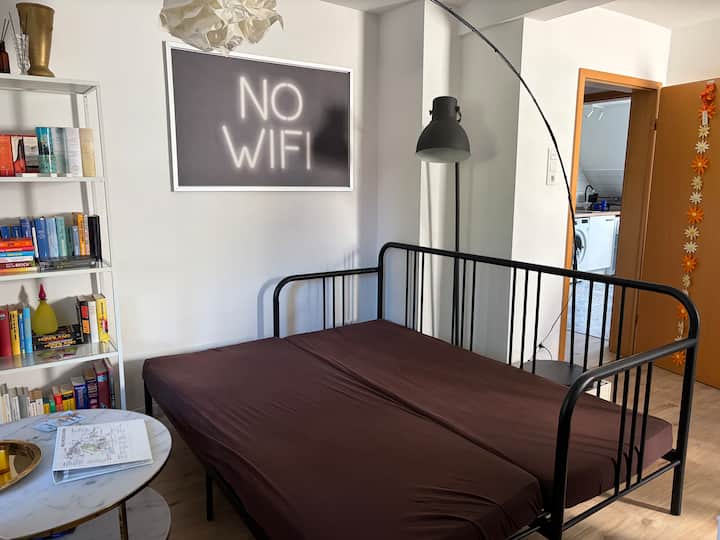 Kauč na razvlačenje FYRESDAL udoban je kauč i dnevni ležaj s mnogo jastuka tijekom dana i jednostrukim krevetom (80 x 200 cm) noću ili bračnim krevetom (160 x 200 cm) za 2 osobe zahvaljujući produživom okviru kreveta.
