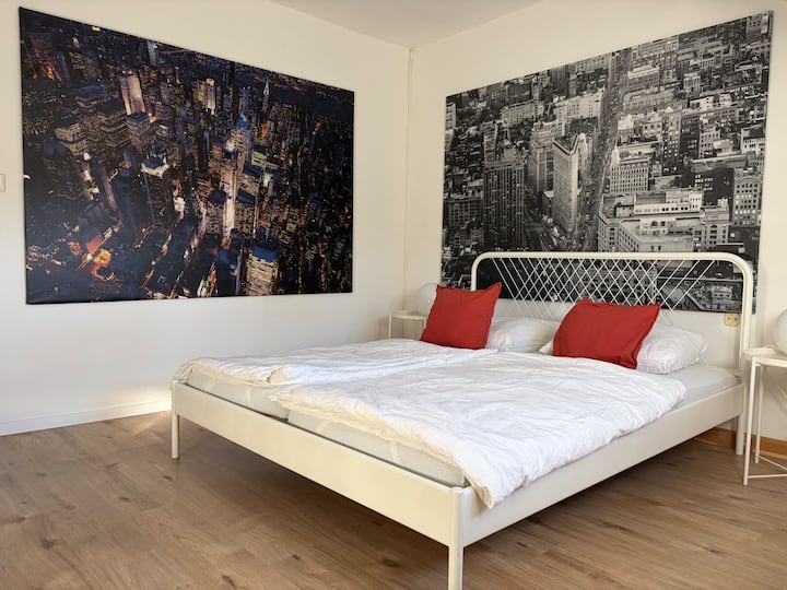 Mala spavaća soba „Blue New York Nights”: 
• Bračni krevet NESTTUN (queen-size) za dvije osobe
• 2 noćna ormarića
• 2 stolne svjetiljke u obliku lopte