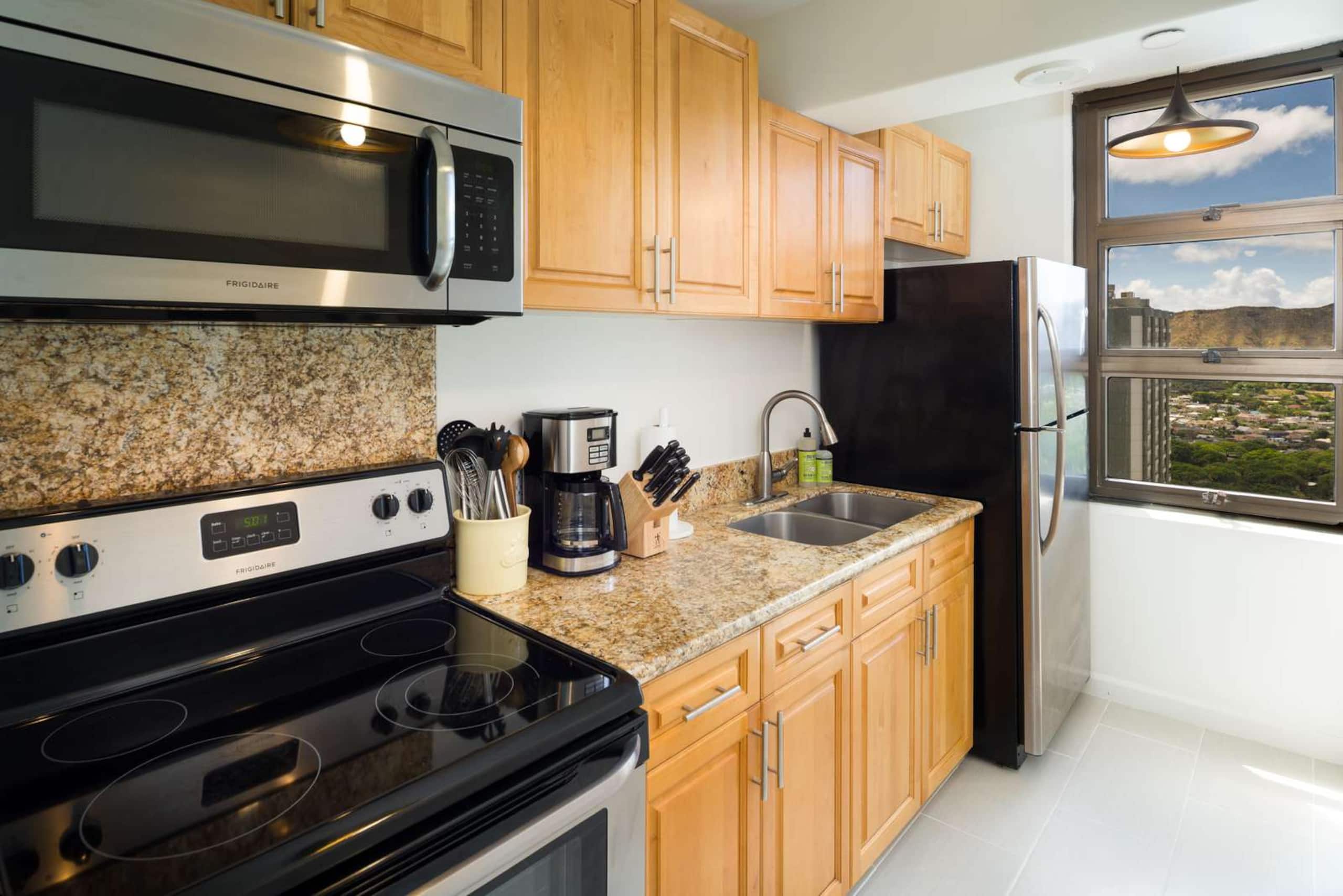 35th Fl Waikiki Banyan | Mtn View | AC | Parking - Image 5
