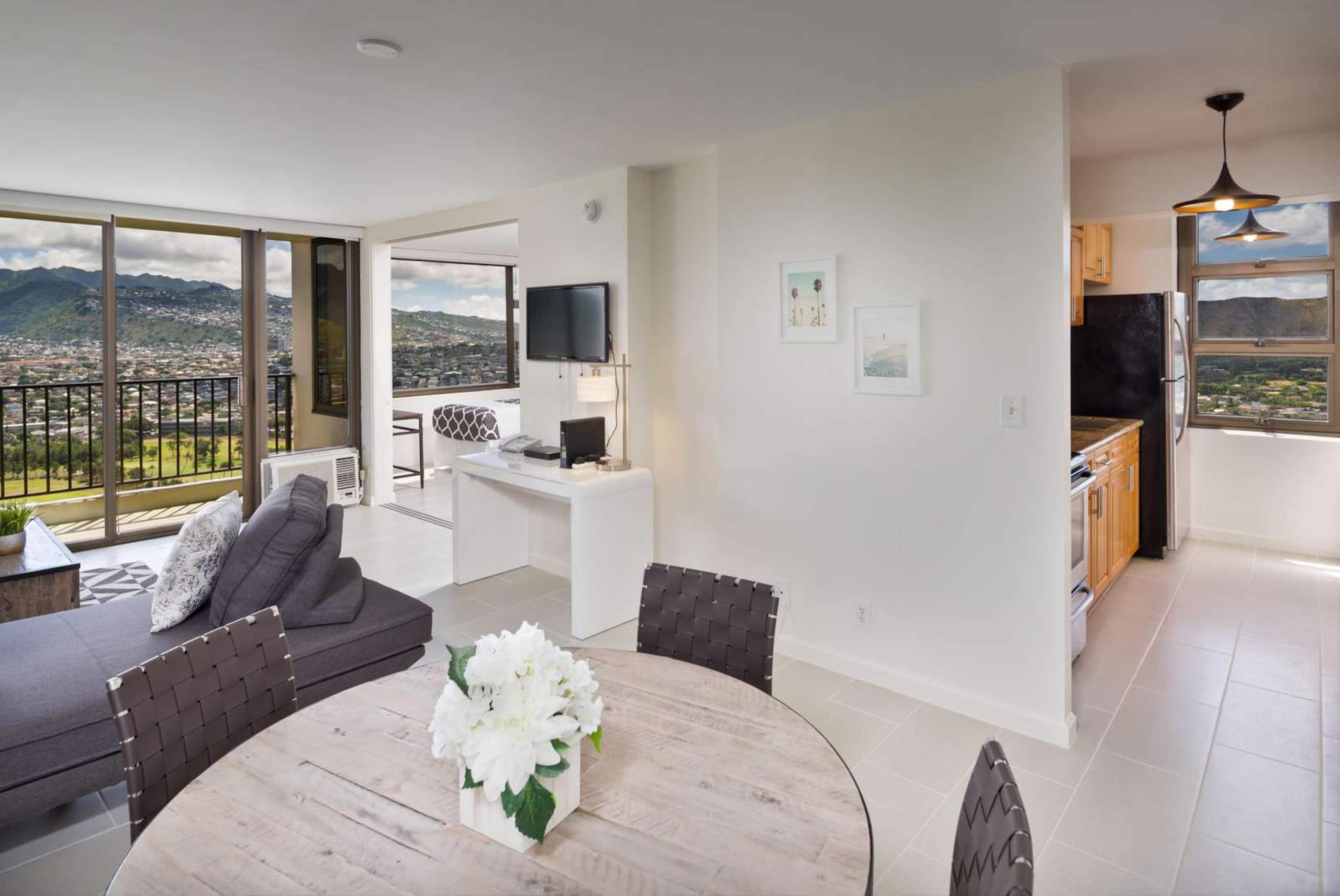 35th Fl Waikiki Banyan | Mtn View | AC | Parking - Image 3