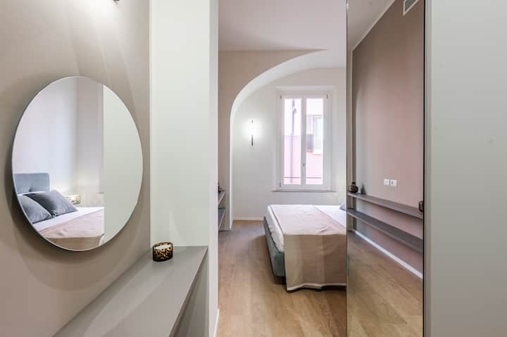 ელეგანტური ტუალეტის კუთხე, სადაც მშვიდად მოემზადებით.