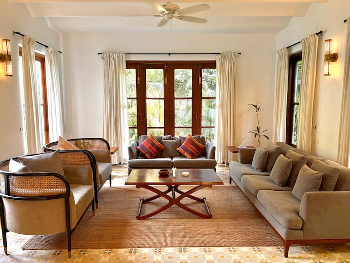 Soft neutral tones, elegant décor accents, and indoor plants add a calming, homely touch, while the open layout ensures plenty of space for everyone to gather comfortably.
