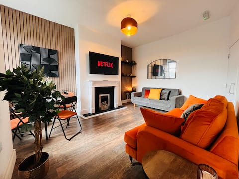 Stylish | 5BR 5BA Home in Salford | Street Parking