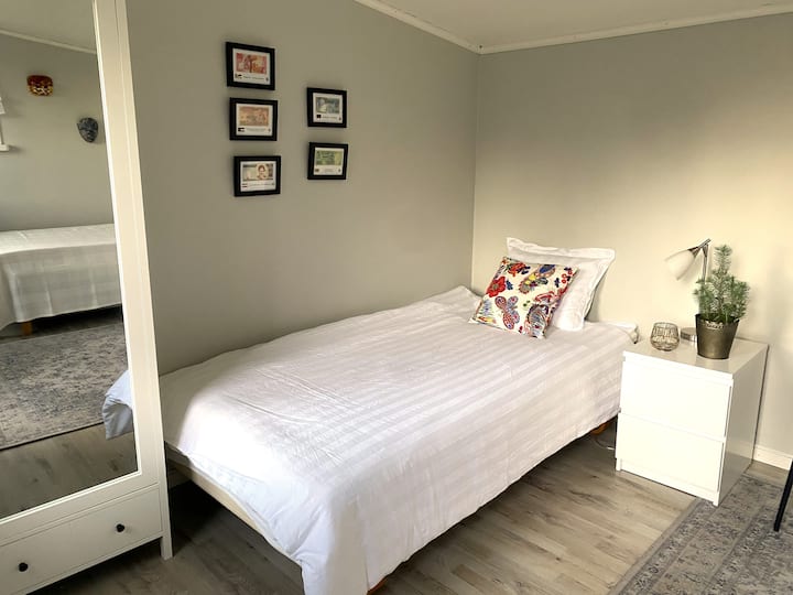 سريران في سقيفة الحديقة القريبة. الحمام والمطبخ مشتركان مع الضيوف في بيت العلية.