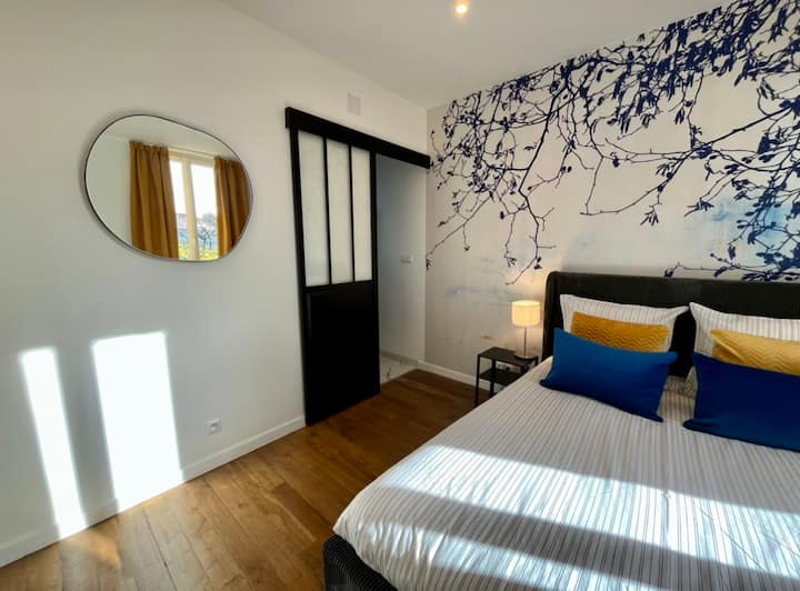 Priestranná spálňa pozostávajúca z:

- manželská posteľ (140 x 190 cm)
- šatňa 
- Dopravca
- vešiaky
- žehlička
- Posteľná bielizeň poskytnutá
– detská postieľka + matrac s hrúbkou 12 cm