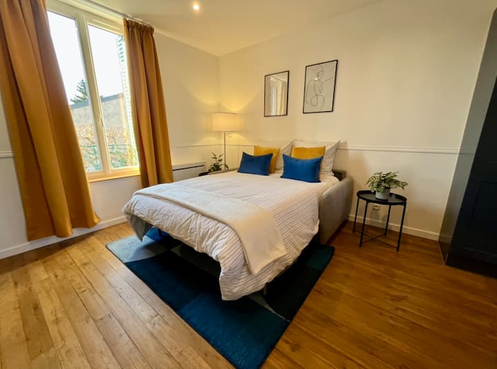 Rozkladacia pohovka so skutočným matracom (140 x 190 cm) pre pohodlie 2 osôb, posteľná bielizeň je k dispozícii.