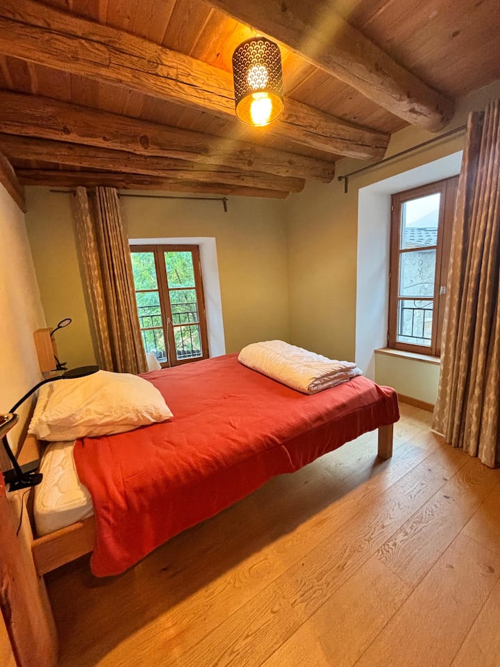 Dhomë gjumi me krevat 140 x 190, jastëkë dhe jorgan. Krevat bebesh me shufra të disponueshme