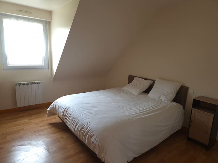 Amplia habitación en el piso de arriba con una cama de 160 x 200. Armario vestidor. Ropa de cama de la gama hotelera