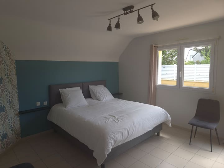 Amplia habitación en la planta baja con una cama de 180 x 200 y un clóset vestidor. Ropa de cama de calidad hotelera.