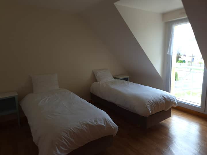 c
Habitación en el segundo piso. Puede configurarla con 2 camas individuales de 80 x 200 o de 160 x 200. Nos adaptaremos a sus necesidades en cuanto a edredones. Ropa de cama de la gama hotelera