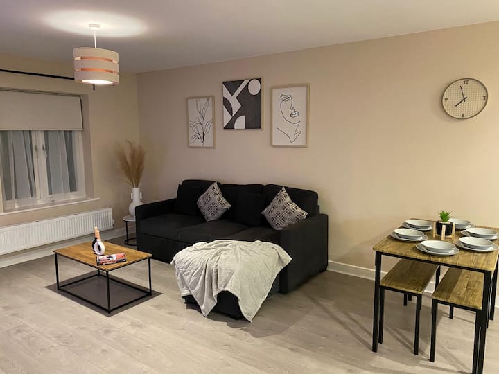 2 Bed Flat Close To Gatwick Long Stay Discounts - London Gatwick Airport (LGW)