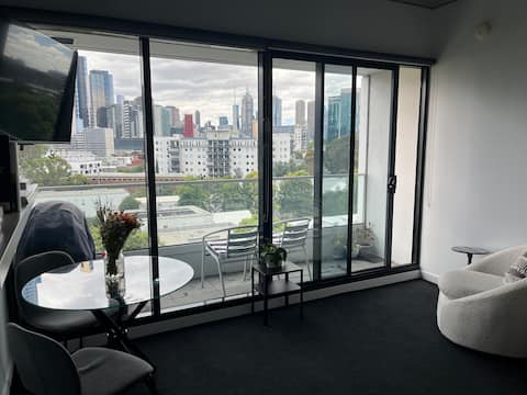 Popular Airbnb listing: Stunning city views, parking included. in Southbank