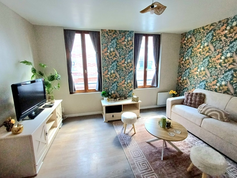 Nová a pohodlná hlavná izba s TV, internetom, úložným nábytkom a super pohodlnou rozkladacou pohovkou (15 cm matrac s rozmermi 140 x 190, všetko je k dispozícii na spanie).